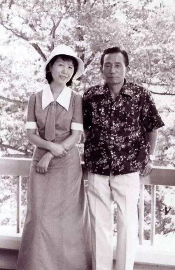 朴槿惠与父亲最后的告别（富家女执意嫁给大8岁的离异男）(5)