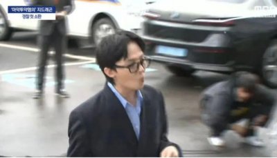​伸懒腰迷魂步目光犀利，权志龙否认吸毒，提到情色场所却含糊了