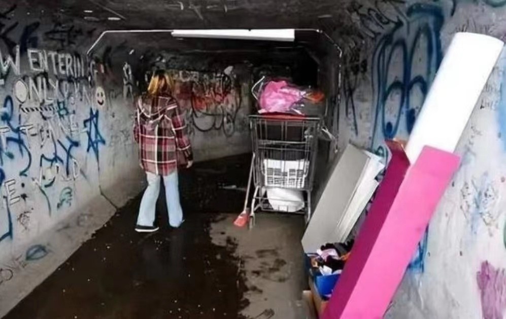美国火辣女星却住下水道,居住环境昏暗难闻,头顶却是奢靡赌场