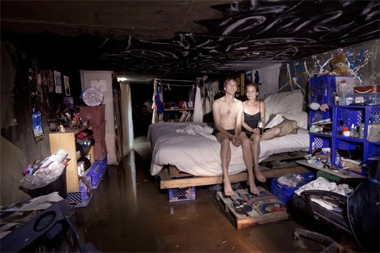 美国火辣女星却住下水道,居住环境昏暗难闻,头顶却是奢靡赌场