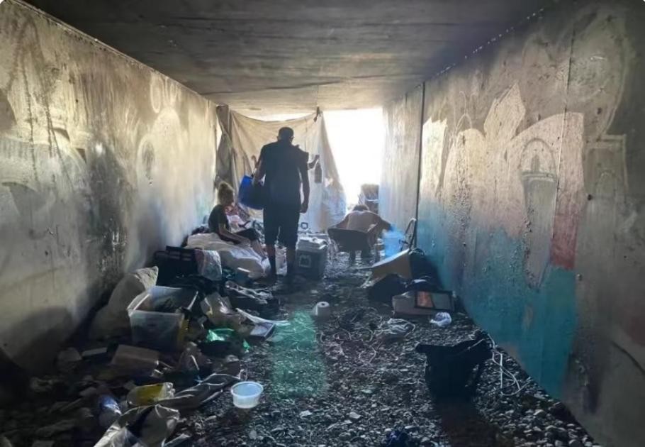 美国火辣女星却住下水道,居住环境昏暗难闻,头顶却是奢靡赌场
