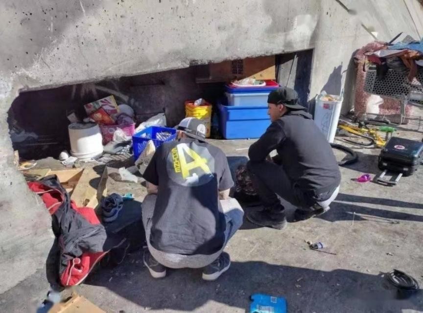 美国火辣女星却住下水道,居住环境昏暗难闻,头顶却是奢靡赌场