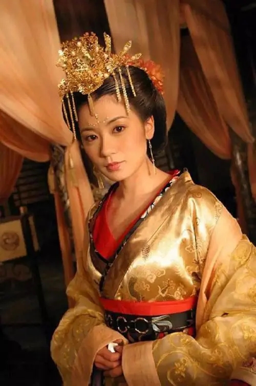 贾静雯吴京亲密牵手!两人当众对视热聊惹争议,修杰楷的回应亮了