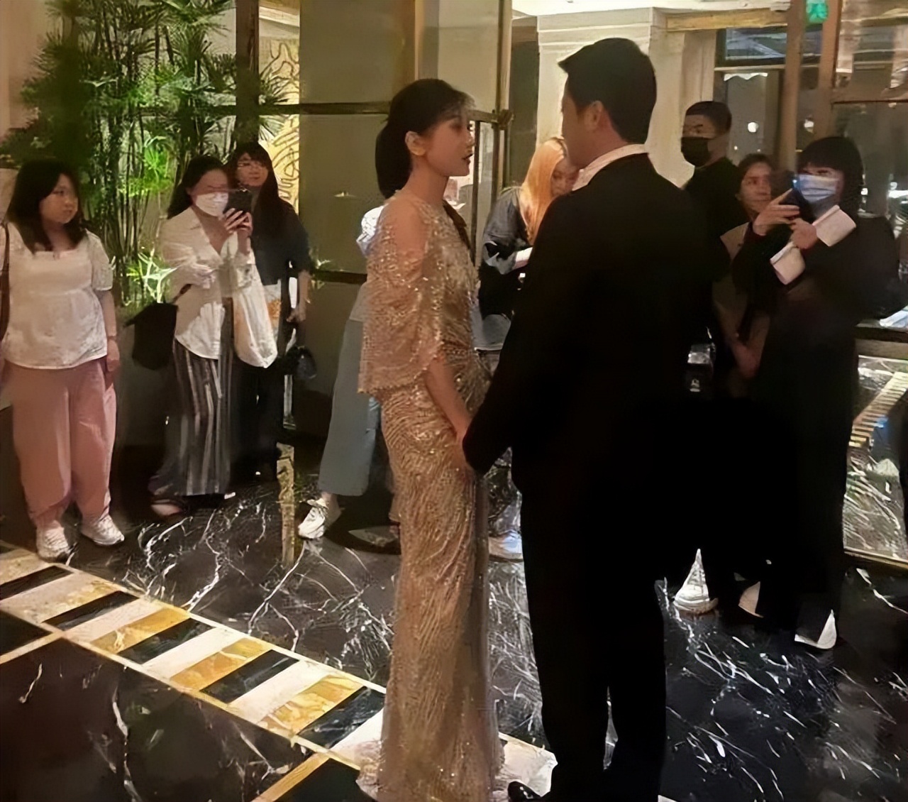 贾静雯吴京亲密牵手!两人当众对视热聊惹争议,修杰楷的回应亮了