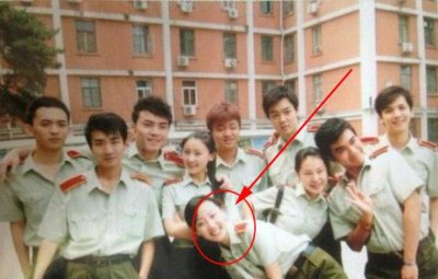 ​贾跃亭的第二任老婆，曾经奔驰出行，现在开面包车接儿子