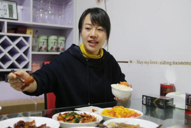 奔驰事件女车主又火了！因代言违约被维权，遭索赔360万，要哭了-