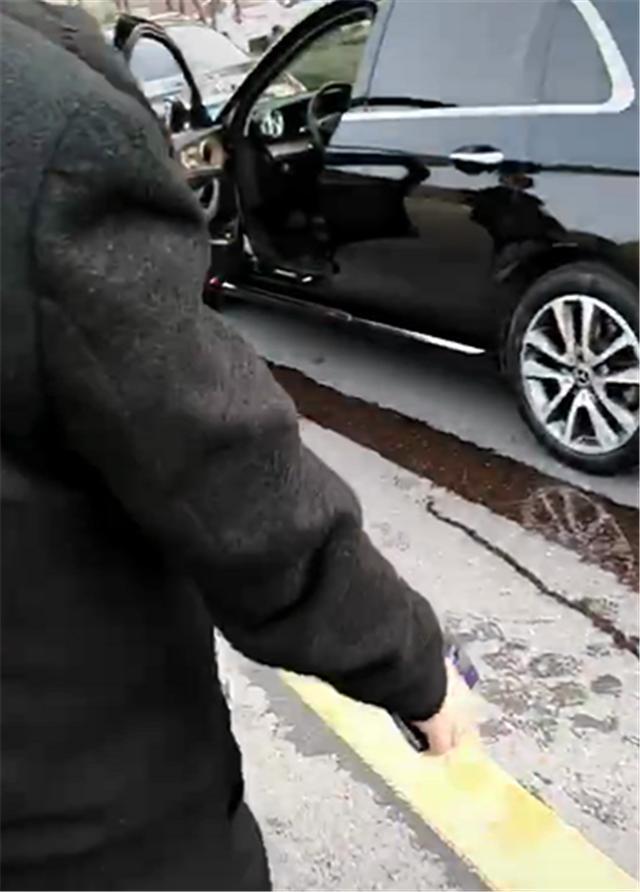 结婚当天还撞车？保时捷718撞上奔驰婚车，气囊全开，机油洒一地-