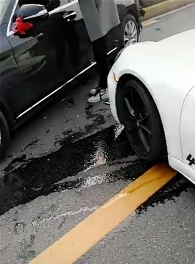 结婚当天还撞车？保时捷718撞上奔驰婚车，气囊全开，机油洒一地-