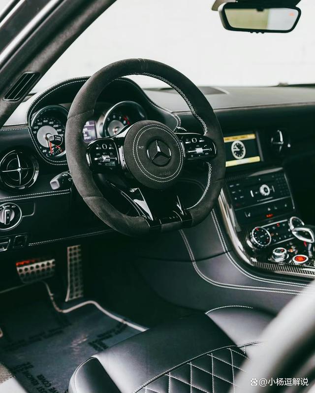 奔驰SLS AMG，搭载6.3升V8发动机，3.7秒破百，售价325000英镑-