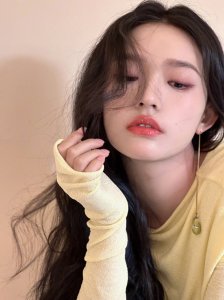 ​林允穿黄裙勾勒完美身材 披卷发妩媚撩人