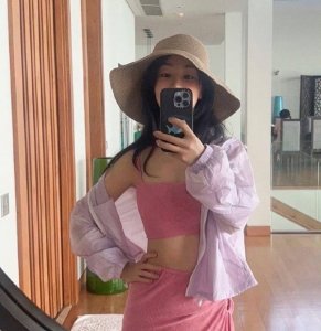 ​杨紫晒泰国游玩plog 穿粉色针织吊带身材曼妙
