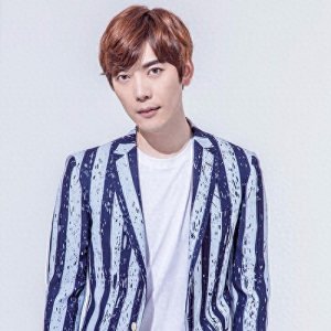 33岁男星简弘亦宣布结婚!与娇妻晒手持结婚证照,夫妻颜值都很高