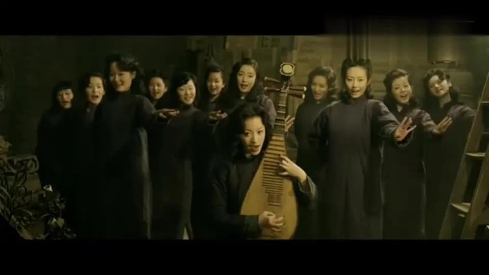 《金陵十三钗》:替女学生上了日本人车的赵玉墨,下场终究是悲剧