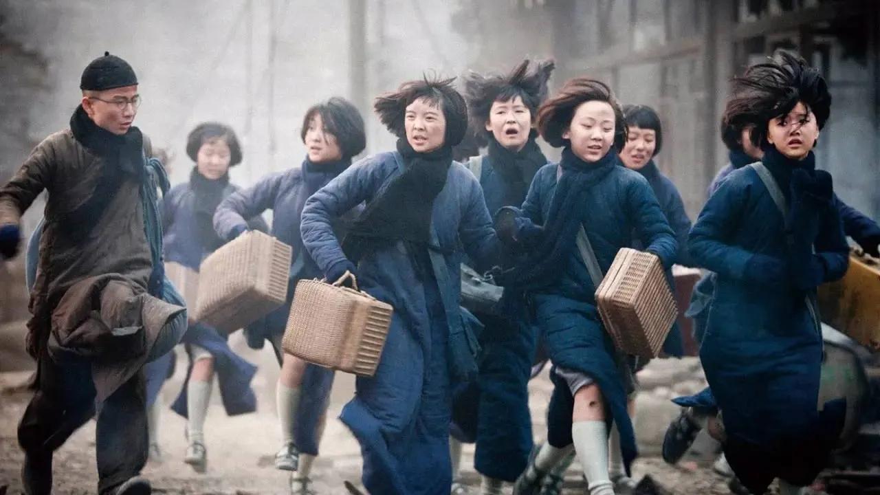 《金陵十三钗》:替女学生上了日本人车的赵玉墨,下场终究是悲剧