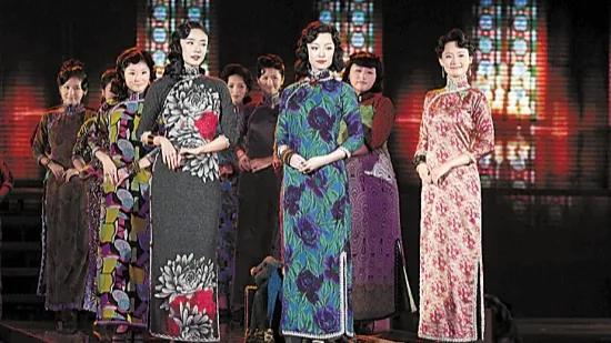 《金陵十三钗》:替女学生上了日本人车的赵玉墨,下场终究是悲剧