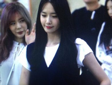 ​少女时代林允儿机场甜笑撩发打招呼 林允儿现在的男朋友是谁？