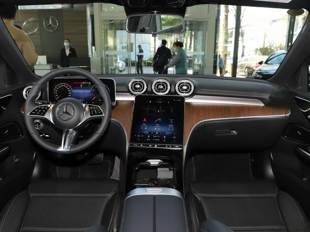 2021款 C 300 L 运动版 奔驰C级空间怎么样 奔驰C级购车手册-