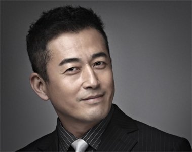 ​王志飞个人资料简介：父母聋哑人，与张歆艺携手7年，三天闪婚小15岁张定涵终