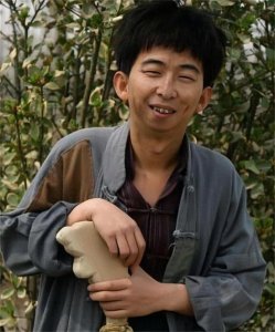 ​巨兴茂个人资料：因太丑跑了20多年龙套，8年赚来十亿身家，娶漂亮娇妻改善基