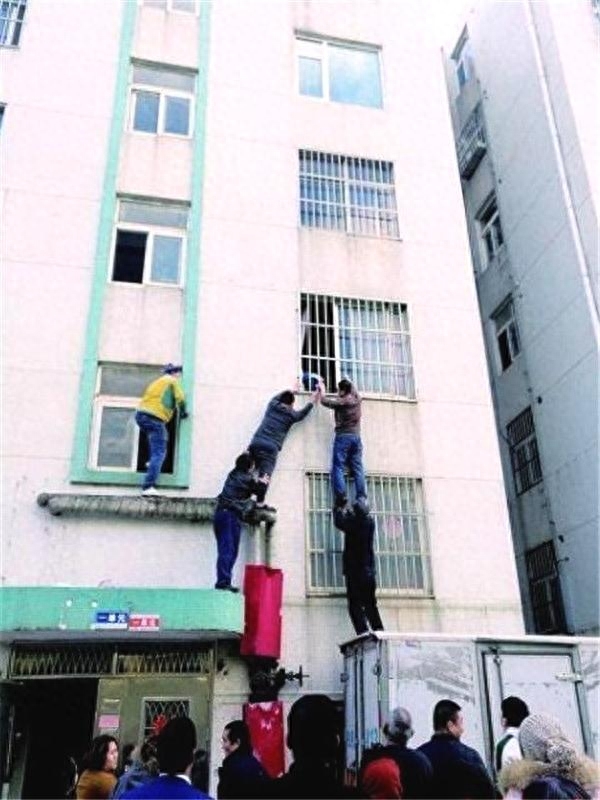 3岁男孩身悬半空，邻居搭“最美人梯”营救！网友：太感动了