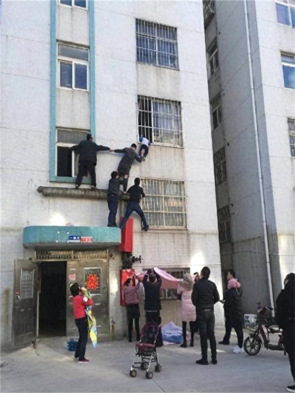 3岁男孩身悬半空，邻居搭“最美人梯”营救！网友：太感动了