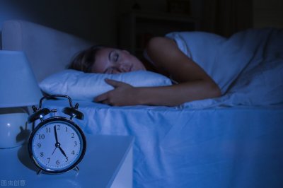 ​晚上睡觉出汗怎么办怎么缓解（晚上睡觉总盗汗？2个穴位轻松解决）