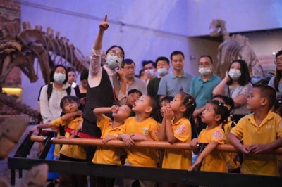 ​各地中小学生开启暑假生活(多彩夏日 快乐暑假——全国各地中小学生开启暑假生