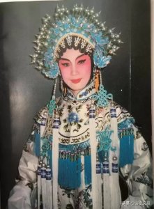 ​红线女有几个子女（红线女有三个小孩两男一女）