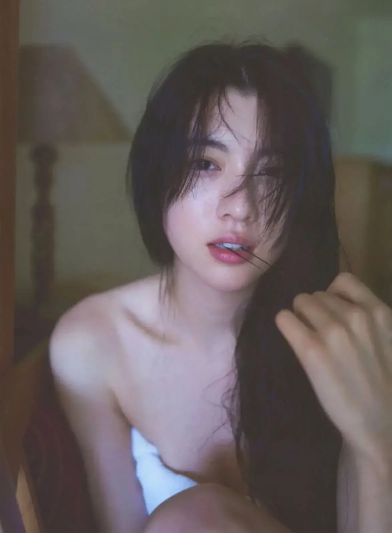 三吉彩花曾经出现在周杰伦MV里的美女，身材真是太标准了！