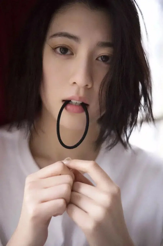 三吉彩花曾经出现在周杰伦MV里的美女，身材真是太标准了！