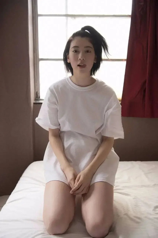 三吉彩花曾经出现在周杰伦MV里的美女，身材真是太标准了！