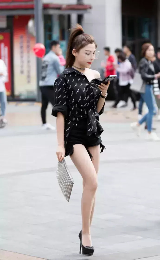 韵味十足的美女街拍图片（时尚风韵小姐姐街拍美图合集）