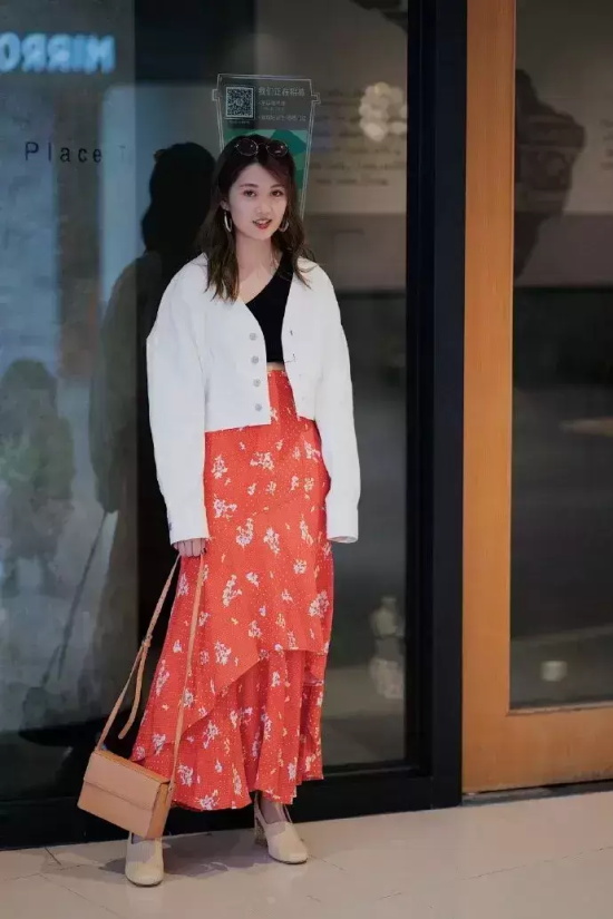 韵味十足的美女街拍图片（时尚风韵小姐姐街拍美图合集）
