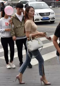 ​韵味十足的美女街拍图片（时尚风韵小姐姐街拍美图合集）