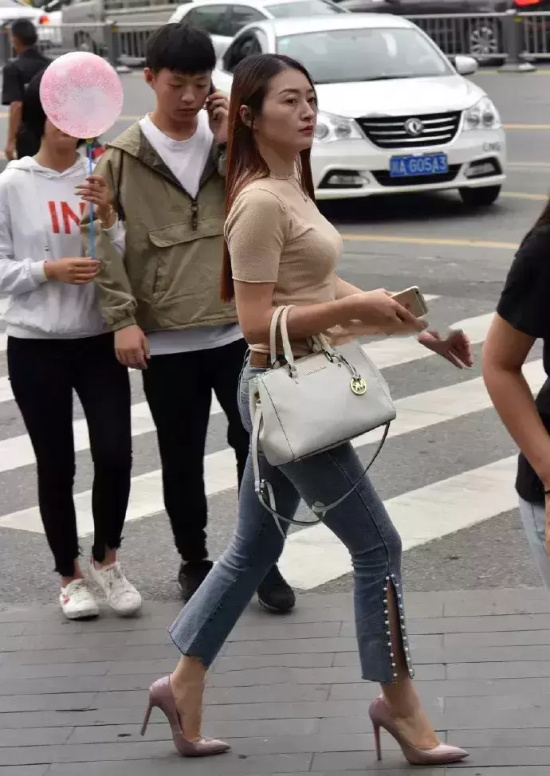 韵味十足的美女街拍图片（时尚风韵小姐姐街拍美图合集）