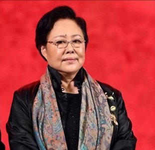 斯琴高娃近况:瑞士老公已去世,她垂垂老矣,回到国内生活