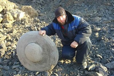 ​俄罗斯伏尔加格勒男子在矿场40米深地底发现巨大圆形坚硬金属物体 称是UFO残
