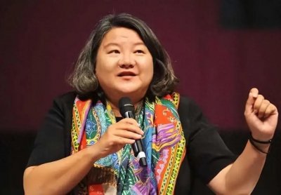 ​洪晃：43岁遇到高中学历的第四任丈夫，当后妈,领养女儿,过得咋样