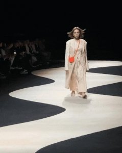 53岁王琳抹胸羽毛造型太美,比演她女儿的林心如还年轻