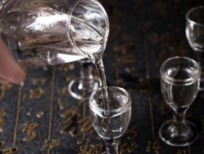 ​食用油鉴别白酒可信吗(食用油能鉴别白酒是真假吗)