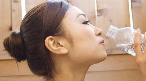哪些病症不能多喝热水？这三类人绝对不能喝热水