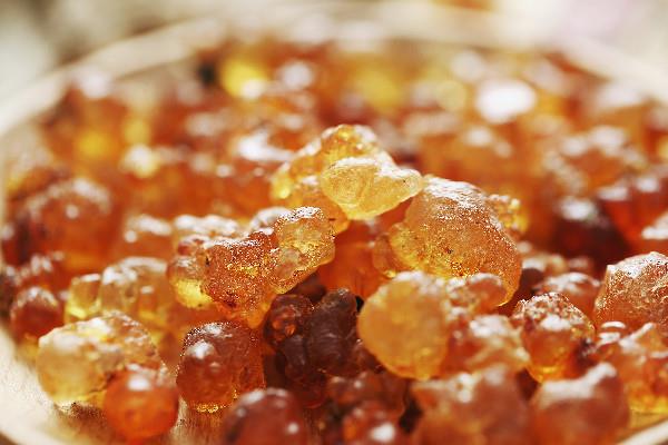 桃胶用冷水泡还是热水泡好 桃胶的泡发方法 桃胶用冷水泡还是热水泡好 桃胶的泡发方法