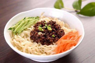 ​炸酱面是哪里的特色 炸酱面属于什么菜系