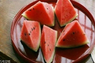​西瓜怎么挑皮薄的 西瓜可以放多久