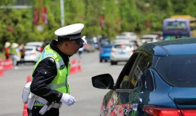 ​驾照暂扣期间开车交警怎么处罚