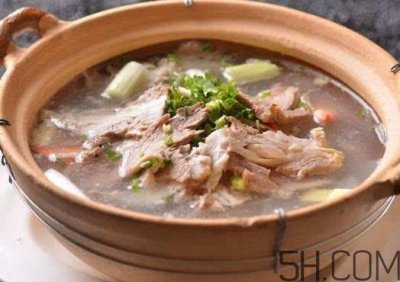​牛骨头汤要放哪些食材？牛骨头汤要煮多长时间