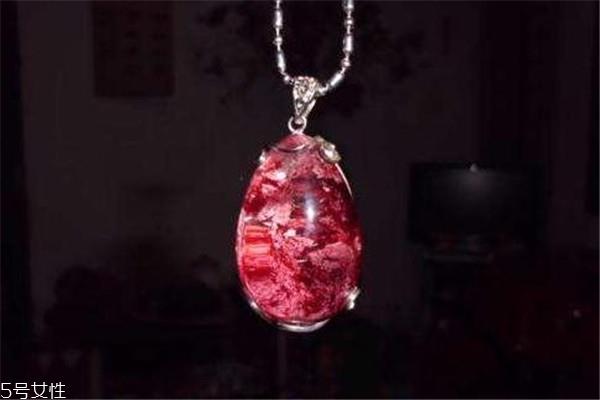 红幽灵水晶的功效与作用 让人更加理性 红幽灵水晶的功效与作用 让人更加理性