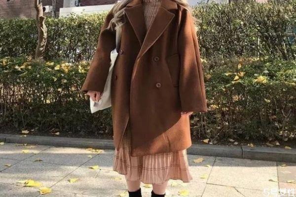 大衣配裙子穿好看吗 连衣裙搭配什么外套好看 大衣配裙子穿好看吗 连衣裙搭配什么外套好看