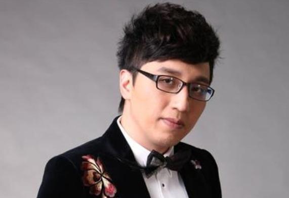 娱乐华少（本名胡乔华，中国内地男主持人、演员、导演）  1