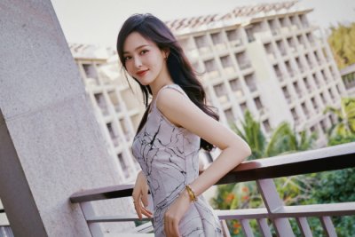 ​唐嫣高叉半裙出席活动 温柔干练优雅迷人